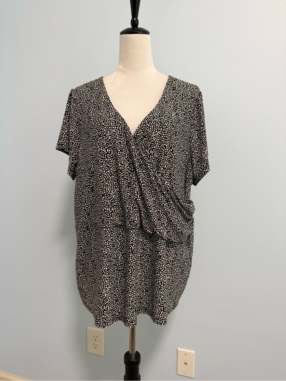 KARL LAGERFELD Women’s Plus Paris Short Sleeve Criss Cross Blouse Size 1X